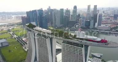 滨海湾金沙集团的最<strong>高空</strong>中镜头，无人驾驶飞机`在船上缓慢地航行，新加坡